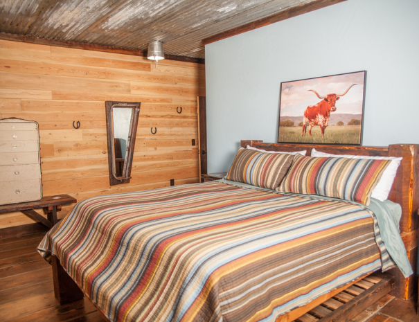 Longhorn_king_bed_dresser